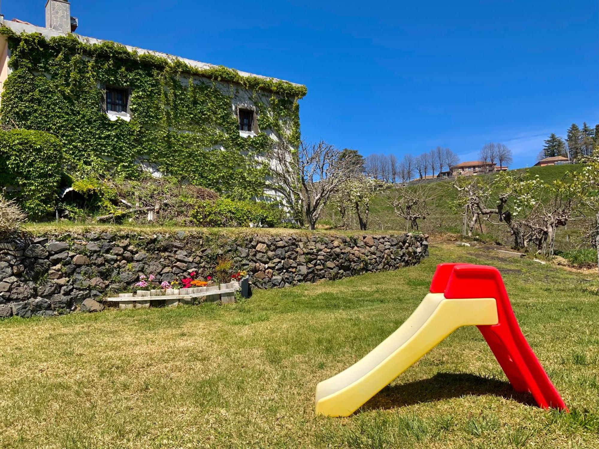 Tenuta Kiwi Dell'Etna Milo Luaran gambar
